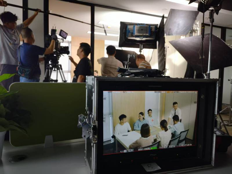 宜城市TVC拍摄公司：科技产品视觉化大师，诠释未来感与功能美学